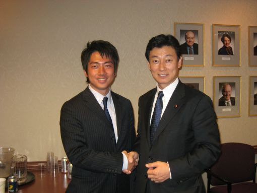 小泉進次郎さん（左）
